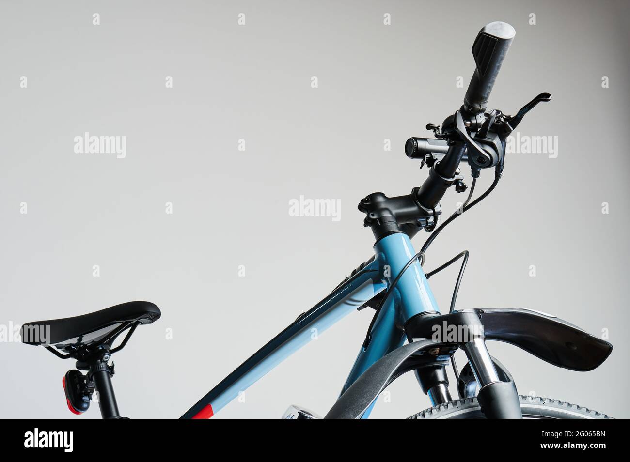 Neues Fahrrad mit Zubehör isoliert auf grauem Hintergrund Stockfoto