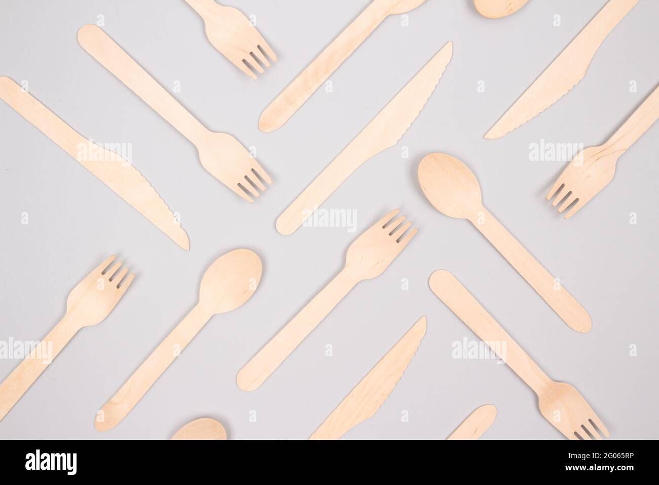 Einwegbesteck aus Holz aus natürlichem Bambus - biologisch abbaubares, kompostierbares Kultkonzept auf grauem Hintergrund, Mockup-Bild. Keine Verschwendung und Stockfoto
