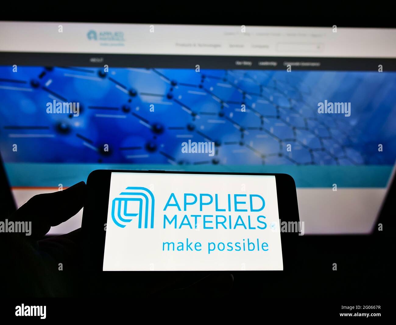 Person, die ein Smartphone mit dem Logo des US-Halbleiterunternehmens Applied Materials Inc. Auf dem Bildschirm vor der Website hält. Konzentrieren Sie sich auf die Telefonanzeige. Stockfoto