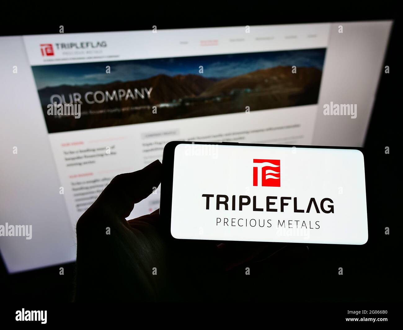 Person, die ein Smartphone mit dem Logo des kanadischen Unternehmens Triple Flag Precious Metals Corp. Auf dem Bildschirm vor der Website hält. Konzentrieren Sie sich auf die Telefonanzeige. Stockfoto