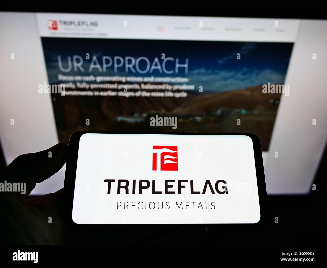 Person, die Mobiltelefon mit dem Logo des kanadischen Unternehmens Triple Flag Precious Metals Corp. Auf dem Bildschirm vor der Webseite hält. Konzentrieren Sie sich auf die Telefonanzeige. Stockfoto