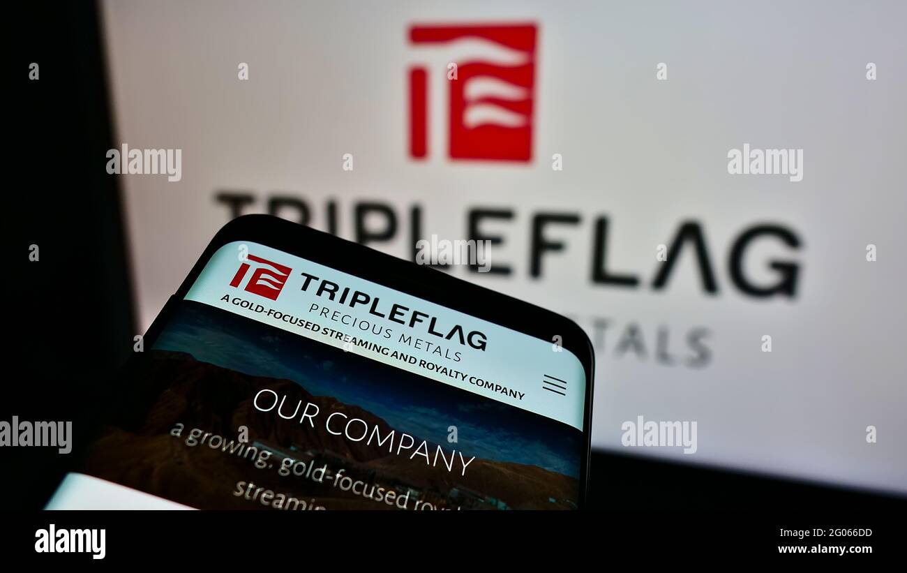 Mobiltelefon mit Website des kanadischen Unternehmens Triple Flag Precious Metals Corp. Auf dem Bildschirm vor dem Logo. Konzentrieren Sie sich auf die obere linke Seite des Telefondisplays. Stockfoto