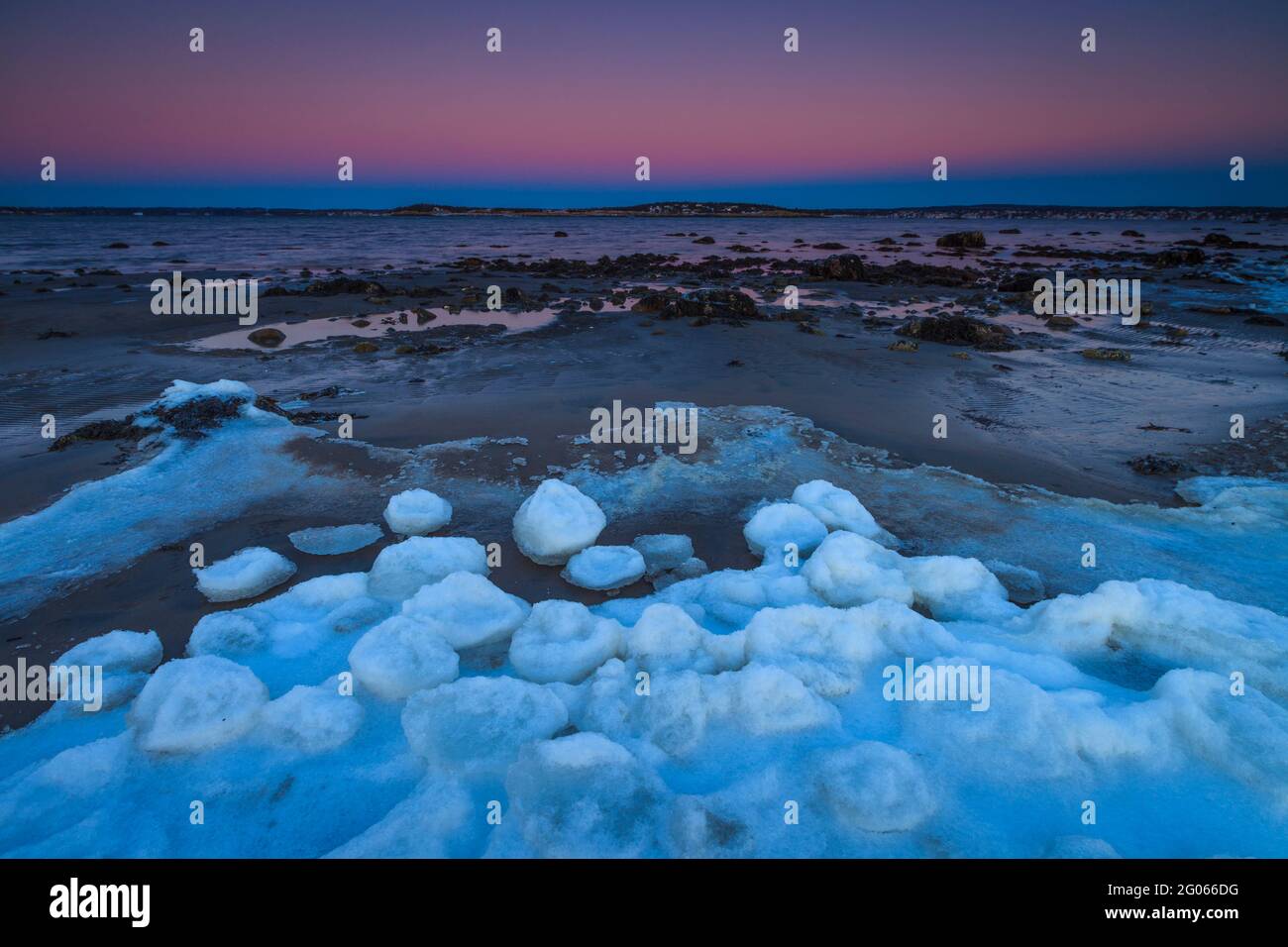 Schöne Eisformationen im Winter Abendlicht an der Küste am Oslofjord bei Larkollen in Rygge, Østfold, Norwegen, Skandinavien. Stockfoto