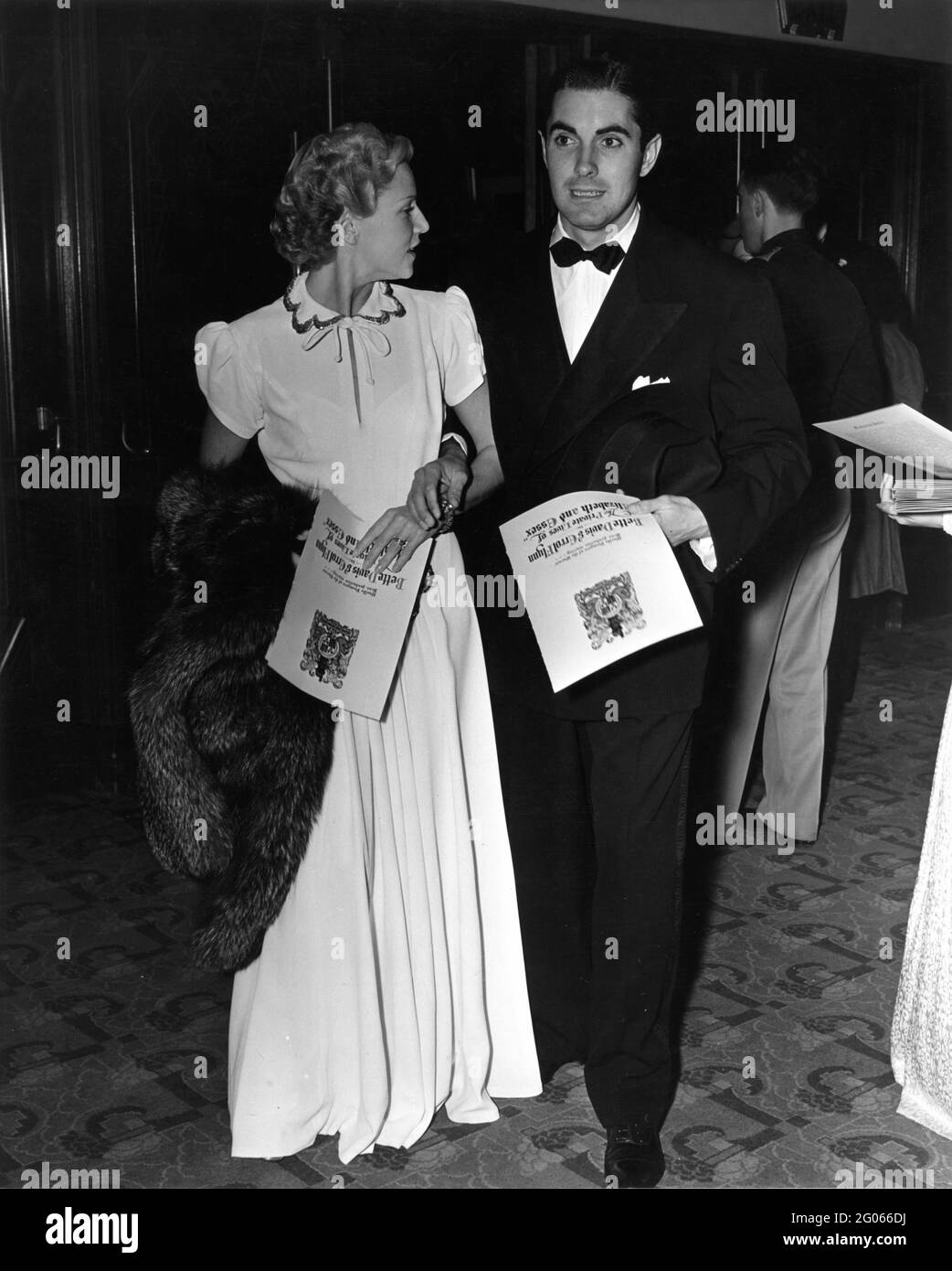 TYRONE POWER und seine erste Frau die französische Schauspielerin ANNABELLA nahmen an der Weltpremiere DES PRIVATLEBENS VON ELIZABETH und ESSEX mit Bette Davis und Errol Flynn am 27. September 1939 im Warner Bros. Theatre in Los Angeles, Kalifornien, Teil Stockfoto