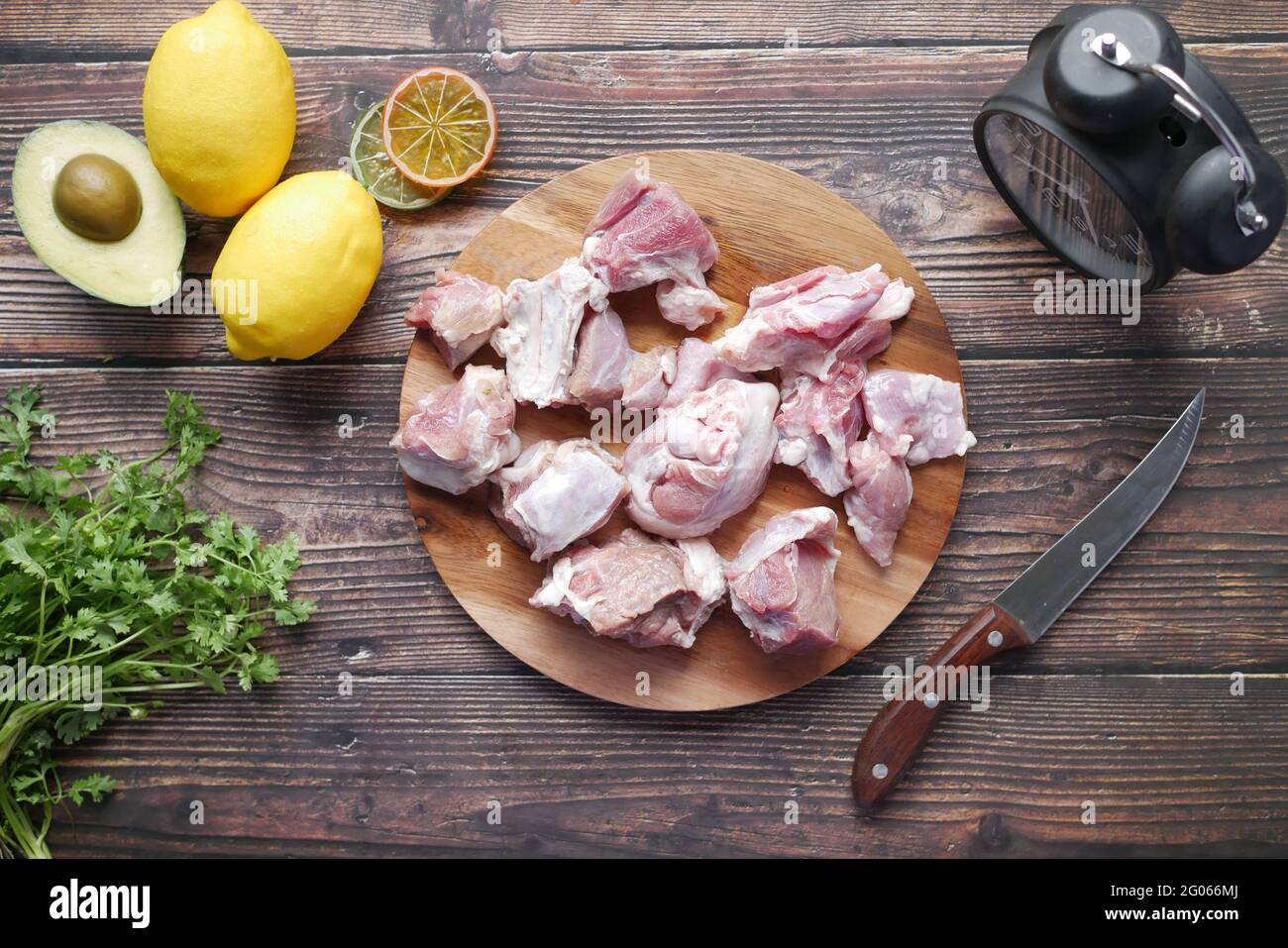 Rohes, frisches, marmoriertes Fleischsteak auf Schneidebrett, Stockfoto