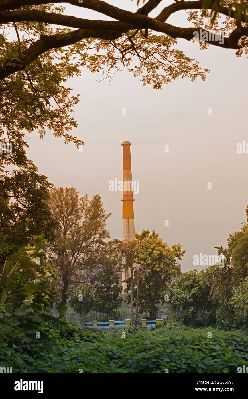Industriekamin mit Naturhintergrund, Umwelt Stock Bild, Kalkutta Stockfoto