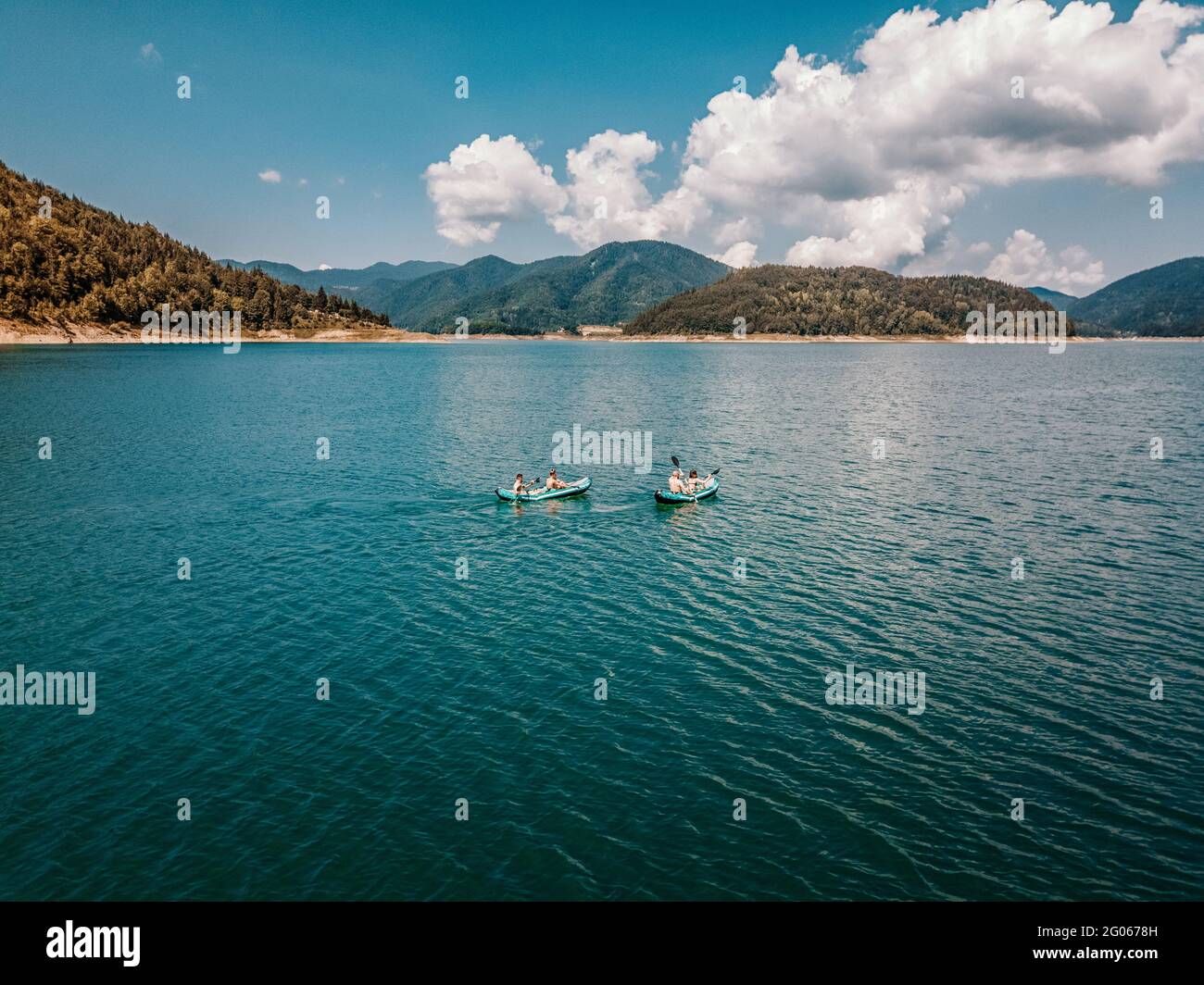 Zwei Paare Kajakfahren im See Zaovine in der Bergregion Tara, Serbien Stockfoto