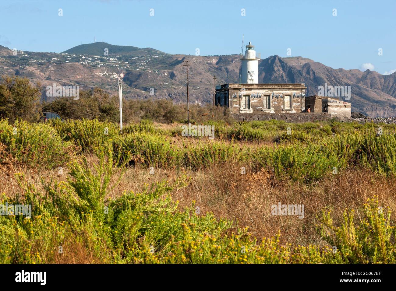 Lingua Strand, Leuchtturm, Insel Salina, im Hintergrund Lipari Insel, Äolische Inseln, Sizilien, Italien, Europa Stockfoto