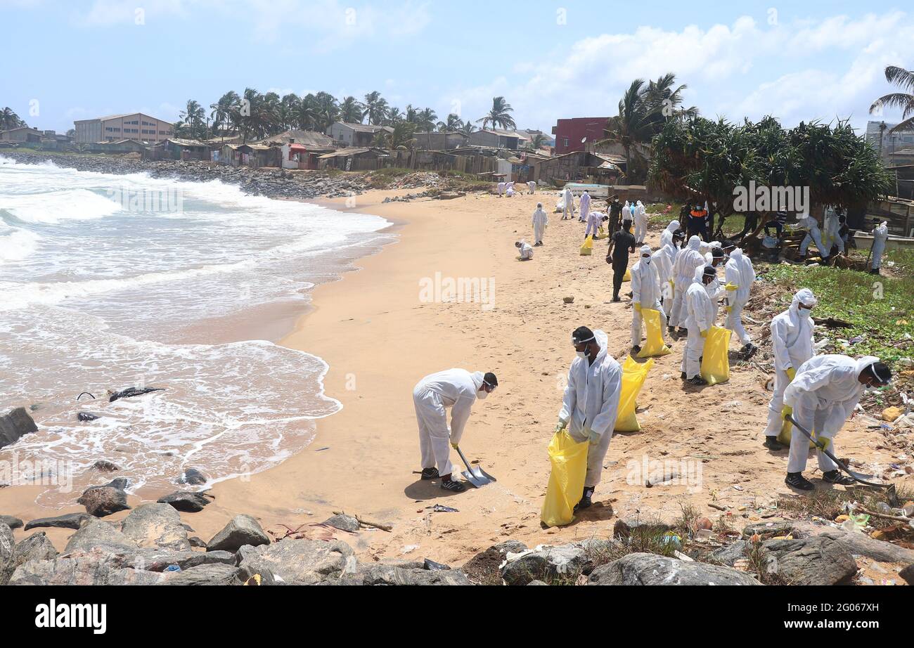 Colombo, Sri Lanka. Juni 2021. Mitarbeiter der Sri Lanka Armee entfernen Trümmer am Strand von Moratuwa in der Nähe von Colombo. Trümmer wurden in der vergangenen Woche von einem singapurischen Containerschiff, MV X-Press Pearl, an Land gespült, das etwa zehn Seemeilen vom Hafen von Colombo entfernt Feuer gefangen hatte. (Foto: Saman Abesiriwardana/Pacific Press) Quelle: Pacific Press Media Production Corp./Alamy Live News Stockfoto