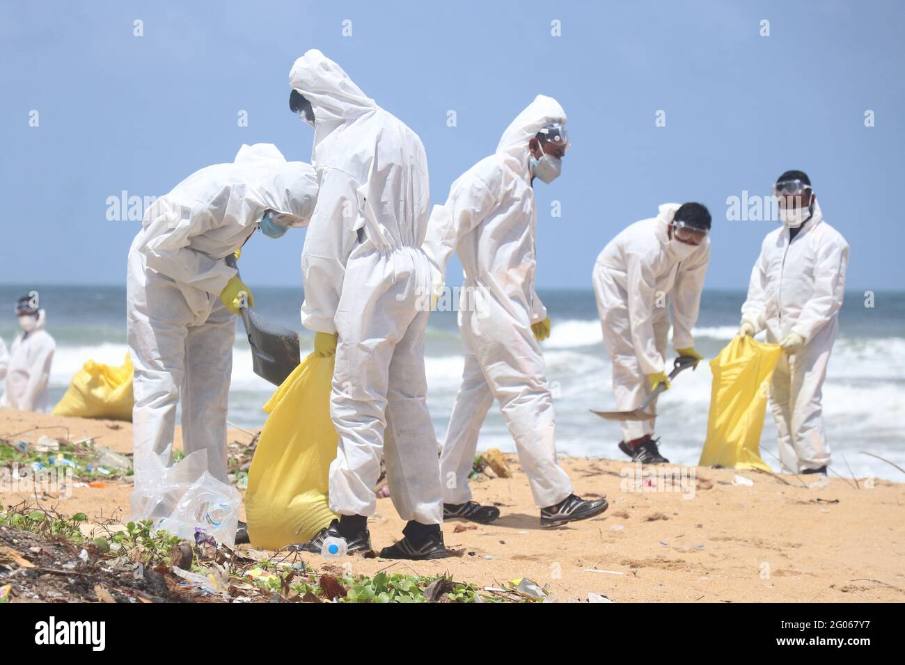 Colombo, Sri Lanka. Juni 2021. Mitarbeiter der Sri Lanka Armee entfernen Trümmer am Strand von Moratuwa in der Nähe von Colombo. Trümmer wurden in der vergangenen Woche von einem singapurischen Containerschiff, MV X-Press Pearl, an Land gespült, das etwa zehn Seemeilen vom Hafen von Colombo entfernt Feuer gefangen hatte. (Foto: Saman Abesiriwardana/Pacific Press) Quelle: Pacific Press Media Production Corp./Alamy Live News Stockfoto