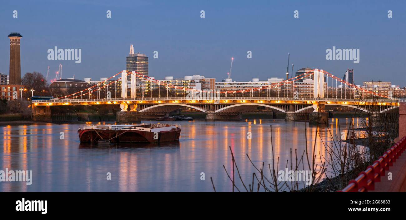 Großbritannien, England, London, Battersea, Chelsea Bridge über die Themse bei Dämmerung Stockfoto