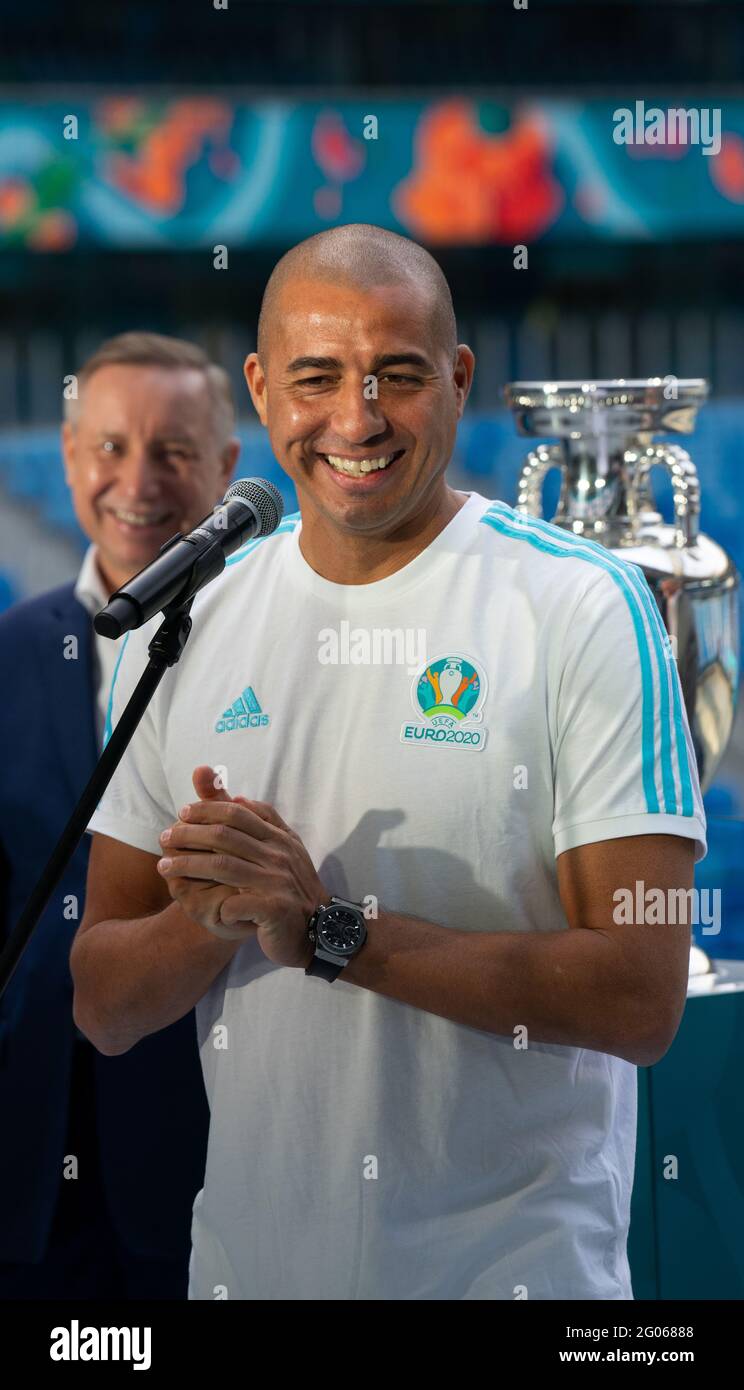 Sankt Petersburg, Russland - 22. Mai 2021,David Trezeguet und Gouverneur der Region Leningradsky Aleksandr Beglov lächeln auf Präsentation Fußballmeister Stockfoto