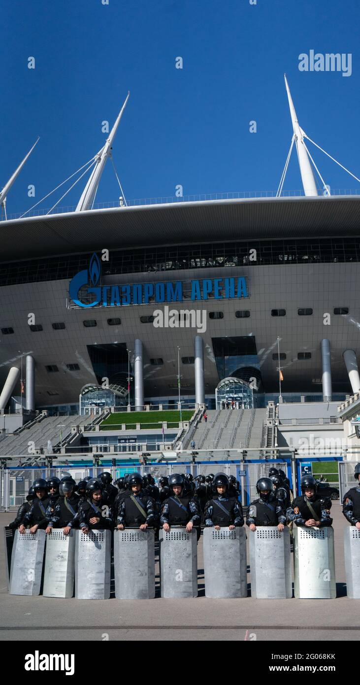 Sankt Petersburg, Russland - 22. Mai 2021,Polizei in Riot übt Notsituationen vor der Gazprom Arena vor DER EURO 2020 in St. Petersburg aus Stockfoto