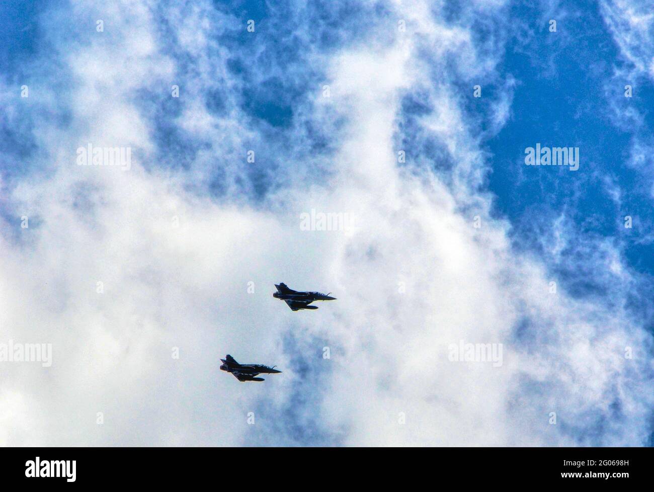 Ein Paar Kampfjets von Dassault Rafale kehren nach dem Sommertraining am Himmel von Villey le sec in der Region Lothringen, Frankreich, zur Basis zurück Stockfoto