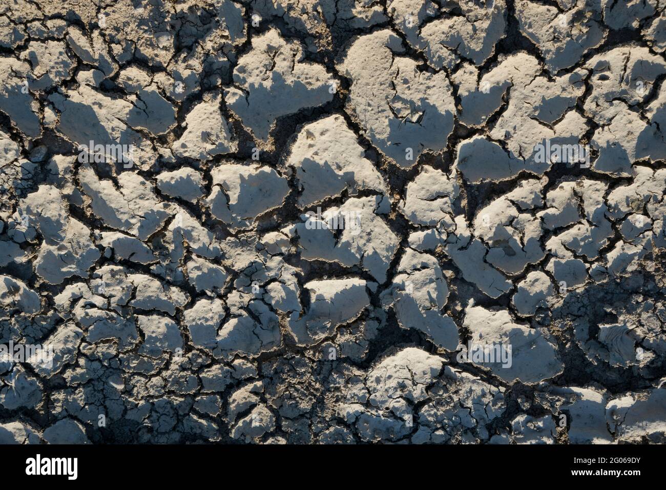 Rissige vertrocknete Erde nach dem Austrocknen, Trockenheit Stockfoto