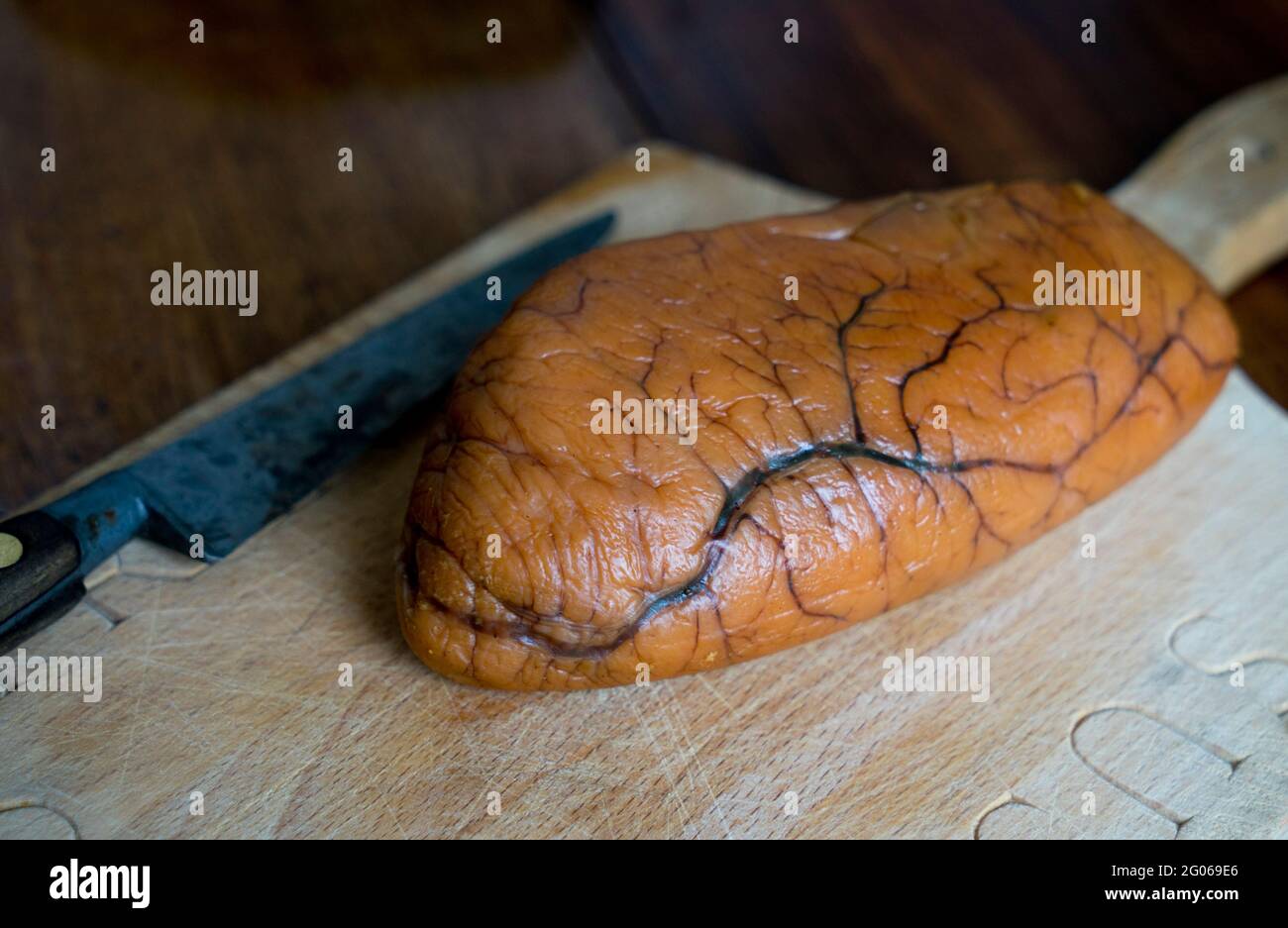 Ein ganzer geräucherter Kabeljaurogen, bereit zum Essen Stockfoto