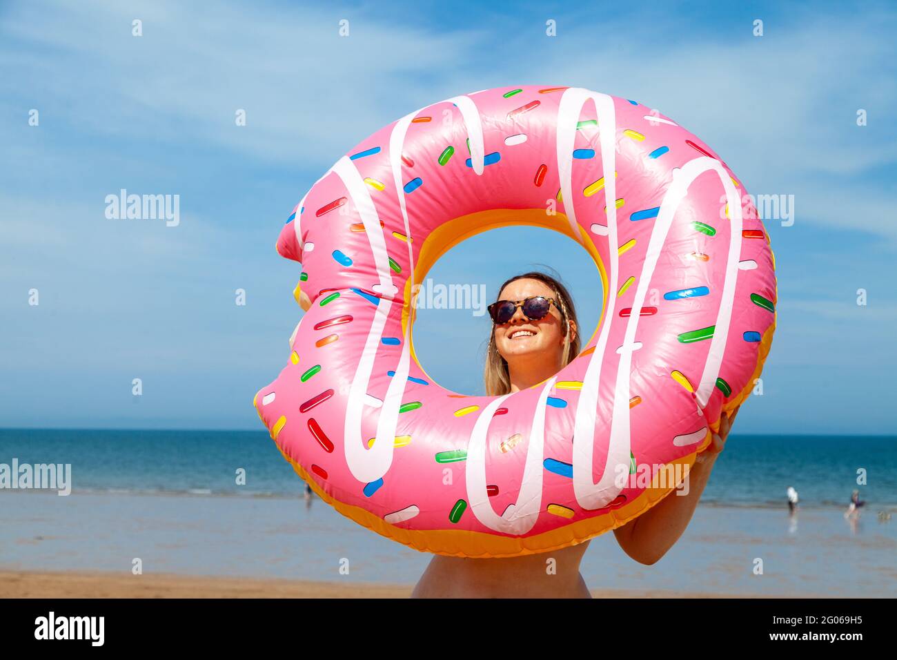 Gullane Beach, East Lothian, Schottland. 01. Juni 2021. Ellie, 20, eine Studentin aus Edinburgh, die die Hitzewelle in Schottland am Gullane Beach genießt. © Richard Newton / Alamy Live News Stockfoto