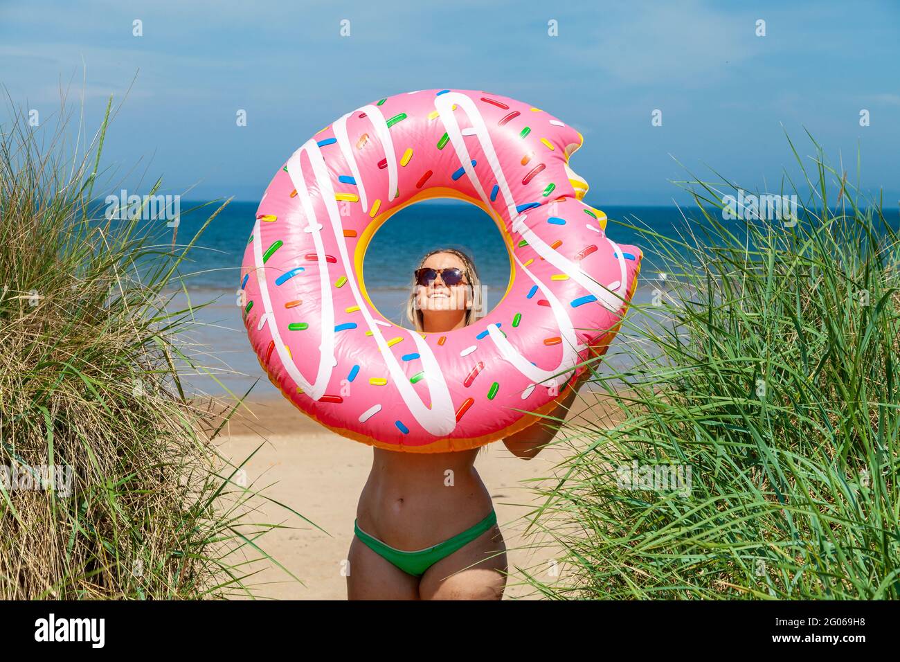 Gullane Beach, East Lothian, Schottland. 01. Juni 2021. Ellie, 20, eine Studentin aus Edinburgh, die die Hitzewelle in Schottland am Gullane Beach genießt. © Richard Newton / Alamy Live News Stockfoto