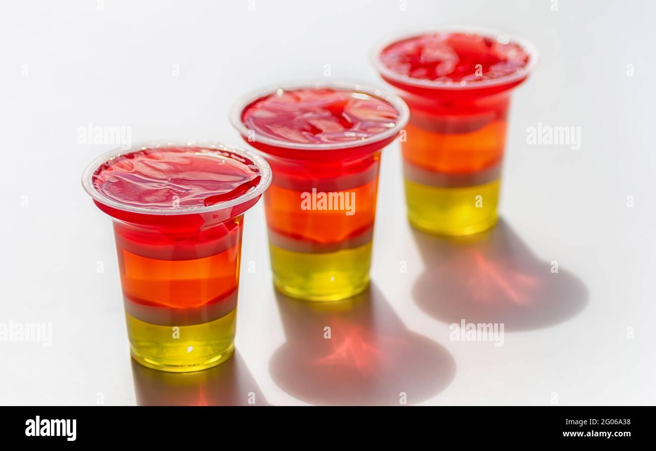 Bunte Regenbogengelee auf weißem Hintergrund, Fruchtgelee Dessert für Party. Nahaufnahme. Stockfoto