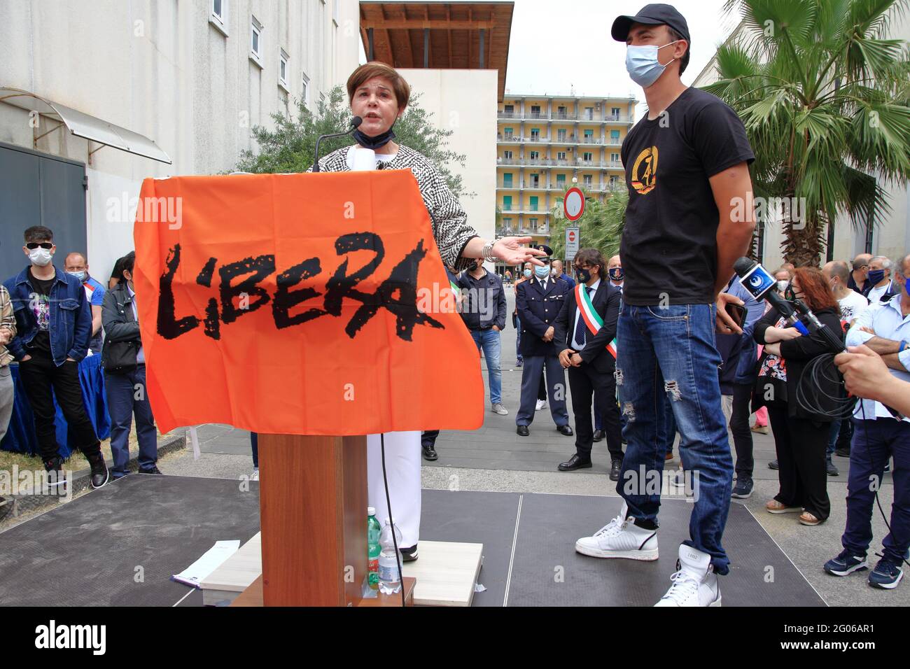 Pagani, Salerno, Italien - 30. Mai 2021 : Es wurde in Anwesenheit der politischen und zivilen Autoritäten der Stadt Pagani, der Tochter Annamaria Torre, der Mitglieder des Vereins Marcello Torre und des Presidio di Pagani des Freien Vereins eingeweiht (Verbände, Namen und Zahlen gegen die Mafia), ein Wandgemälde, das dem Andenken des Anwalts Marcello Torre gewidmet ist, der ehemalige Bürgermeister von Pagani, starb am 11. Dezember 1980 durch die Camorra. Das Kunstwerk, das das Gesicht des heidnischen Politikers und Anwalts darstellt, der von allen geliebt wird, Wurde der Fähigkeit und den Händen von anvertraut Stockfoto