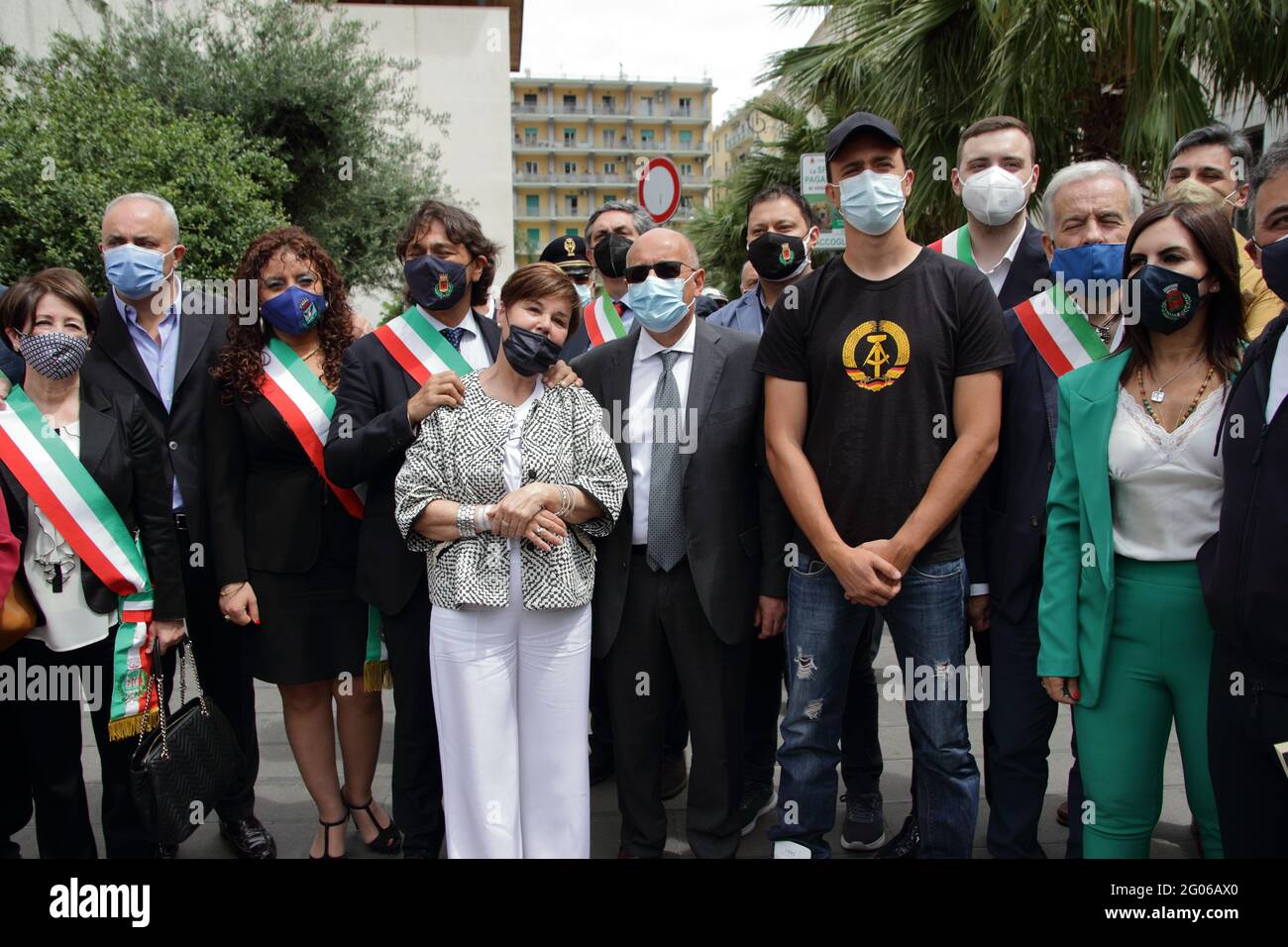 Pagani, Salerno, Italien - 30. Mai 2021 : Es wurde in Anwesenheit der politischen und zivilen Autoritäten der Stadt Pagani, der Tochter Annamaria Torre, der Mitglieder des Vereins Marcello Torre und des Presidio di Pagani des Freien Vereins eingeweiht (Verbände, Namen und Zahlen gegen die Mafia), ein Wandgemälde, das dem Andenken des Anwalts Marcello Torre gewidmet ist, der ehemalige Bürgermeister von Pagani, starb am 11. Dezember 1980 durch die Camorra. Das Kunstwerk, das das Gesicht des heidnischen Politikers und Anwalts darstellt, der von allen geliebt wird, Wurde der Fähigkeit und den Händen von anvertraut Stockfoto