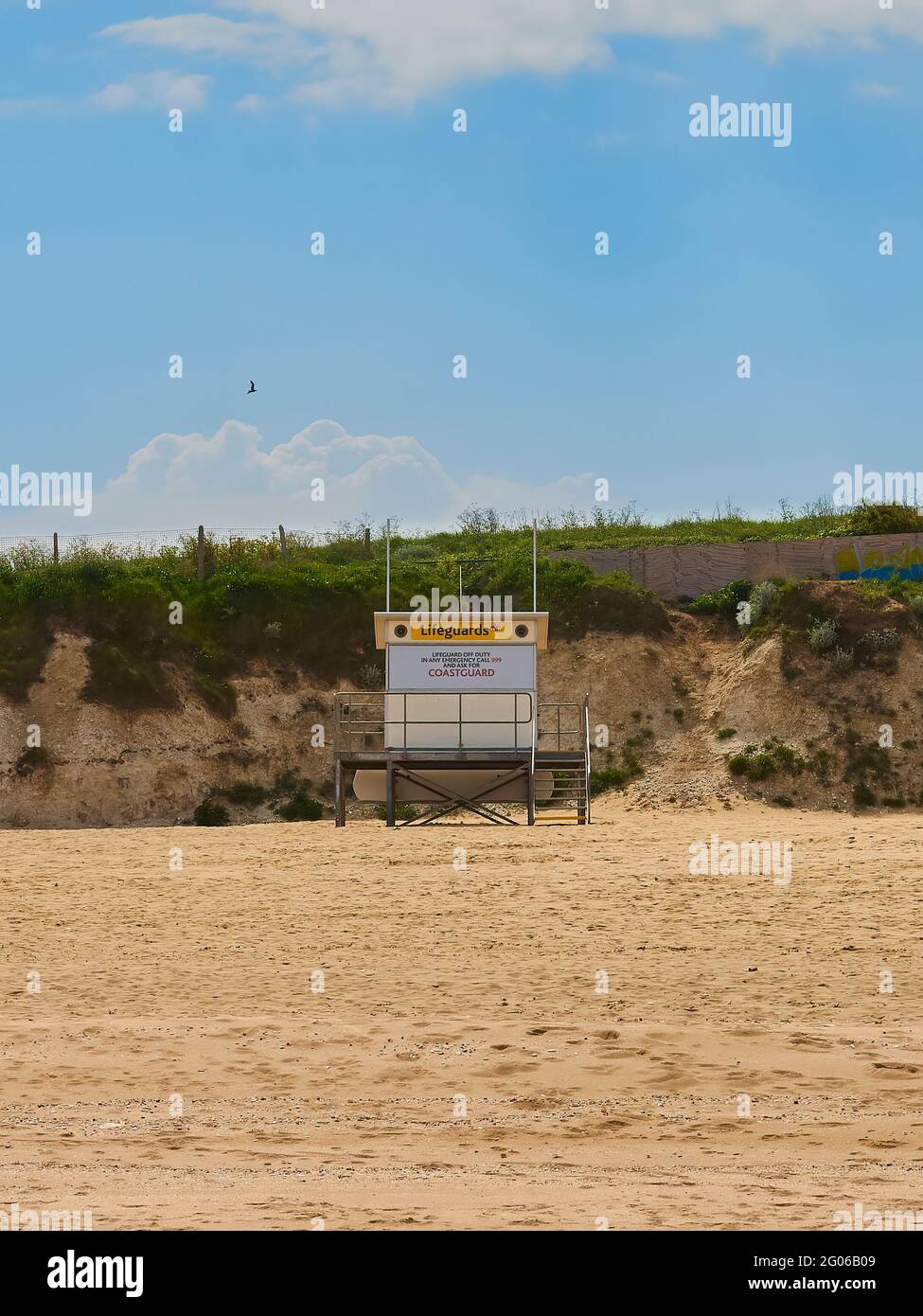 Joss Bay, 19. Mai 2021 - EINE geschlossene Rettungsschwimmerhütte und ein leerer Strand, verlassen trotz des Endes der britischen Coronavirus-Sperre und des schönen Wetters. Stockfoto