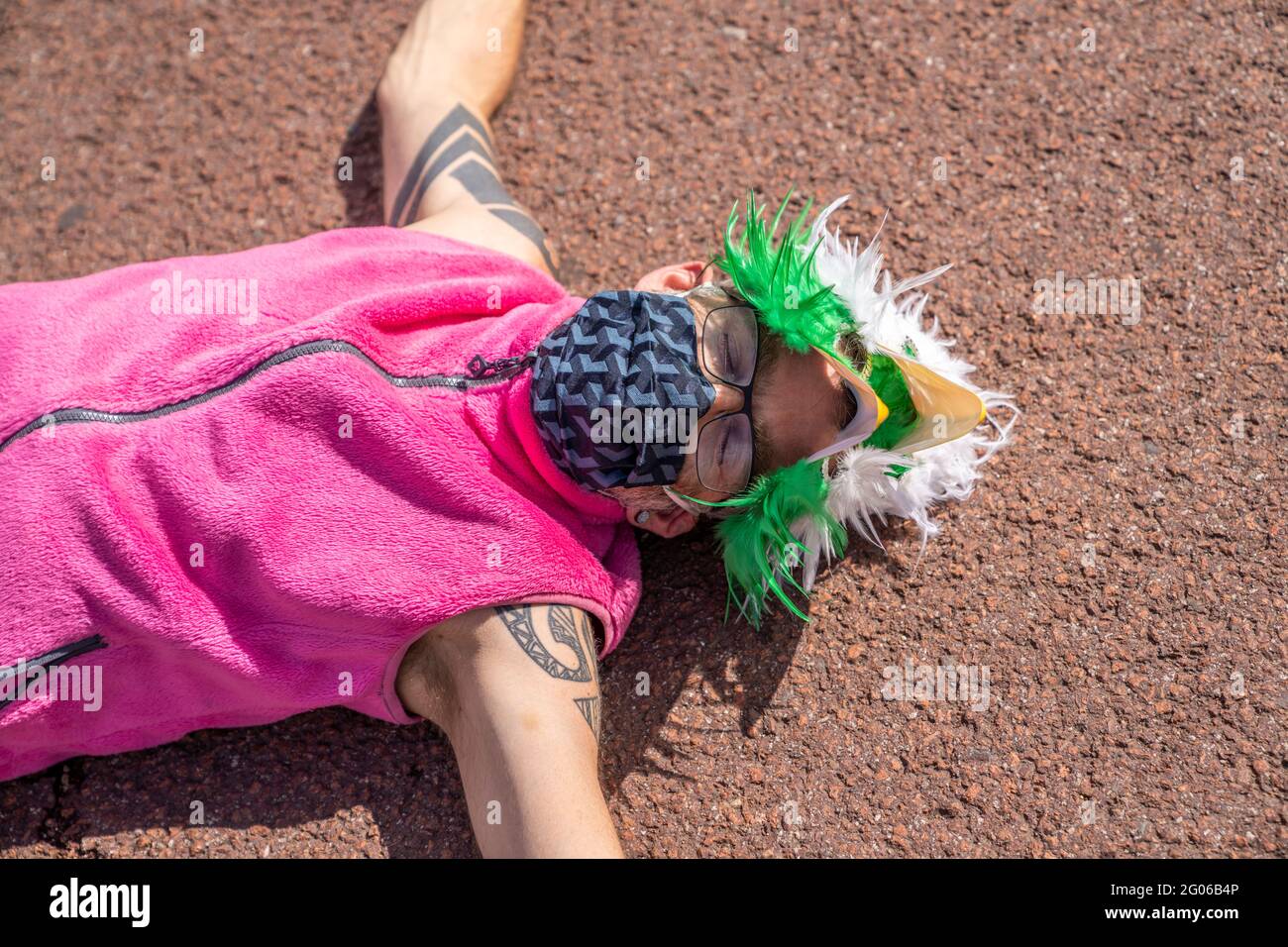 LONDON, Großbritannien – Extinction Rebellion Demonstranten legten sich während eines friedlichen Protestes gegen den Klimawandel am Buckingham Palace auf den Bürgersteig Stockfoto
