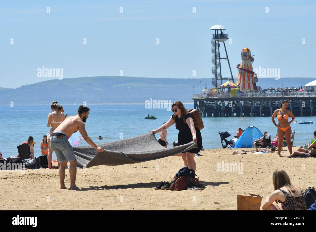 Menschen am Strand am heißesten Tag des Jahres, dem ersten Tag des meteorologischen Sommers. Frühsommer Heatwave, Bournemouth, Dorset, England UK, 1. Juni 2021, UK. Heißes Wetter. Stockfoto