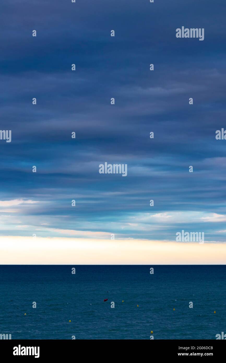 mittelmeer an der Küste von girona ein blauer Sommertag Stockfoto