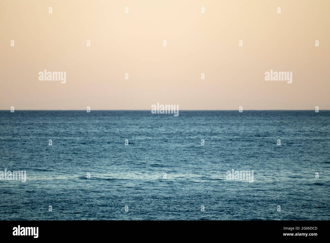 mittelmeer an der Küste von girona ein blauer Sommertag Stockfoto