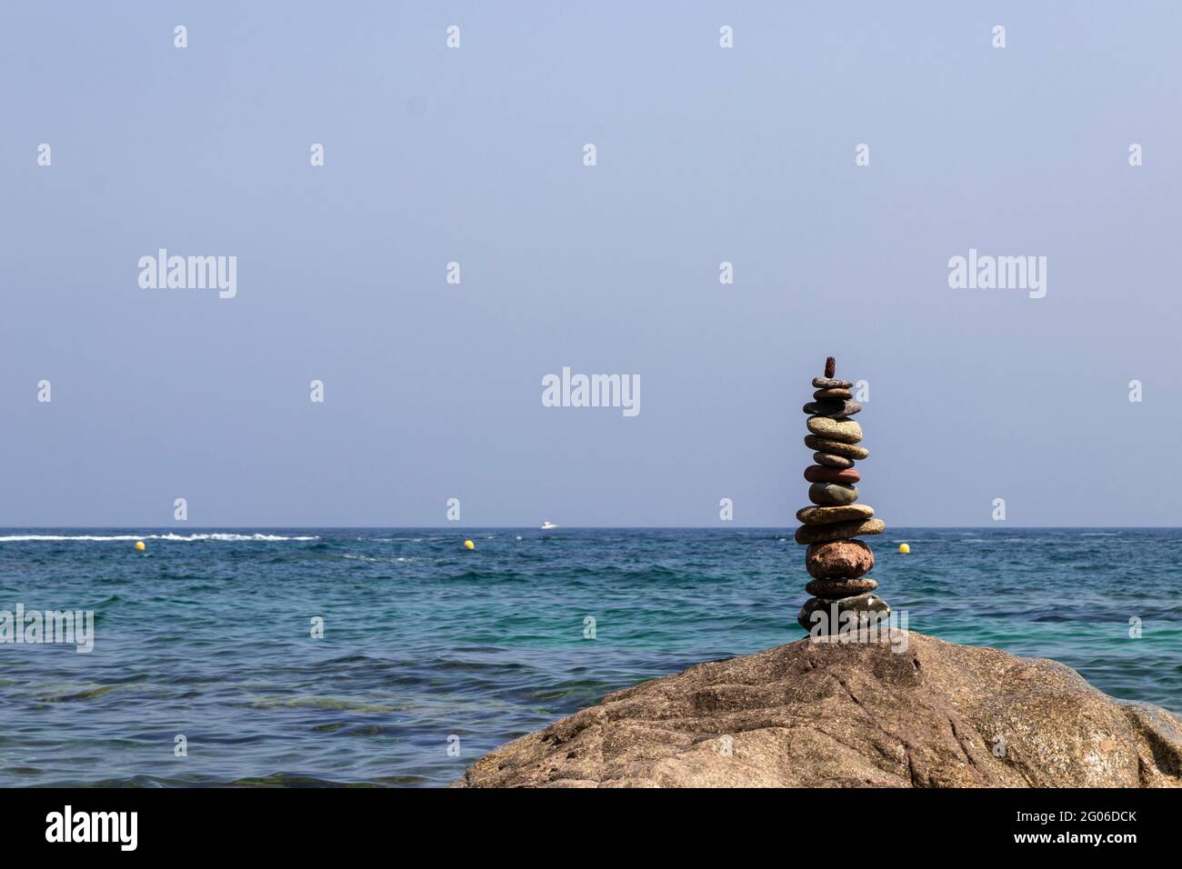 mittelmeer an der Küste von girona ein blauer Sommertag Stockfoto