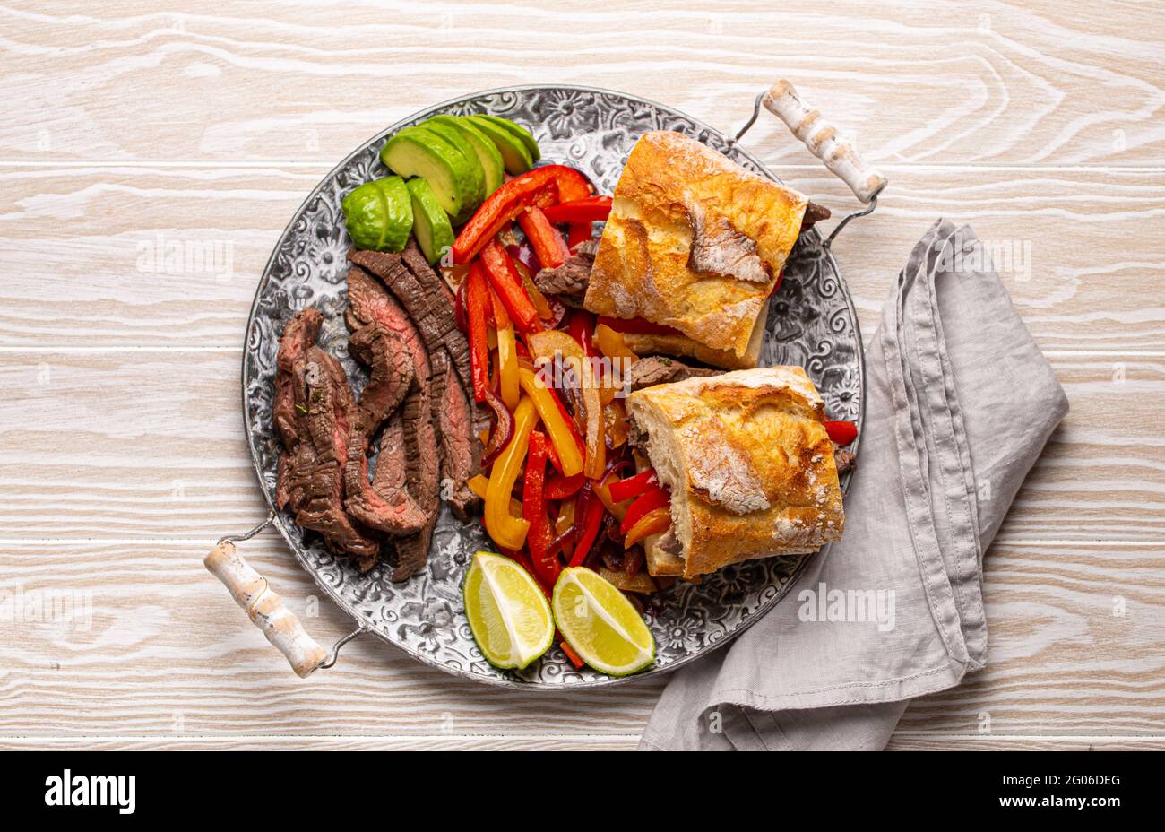 Mexikanische Fajita Sandwiches auf Holztisch von oben Stockfoto