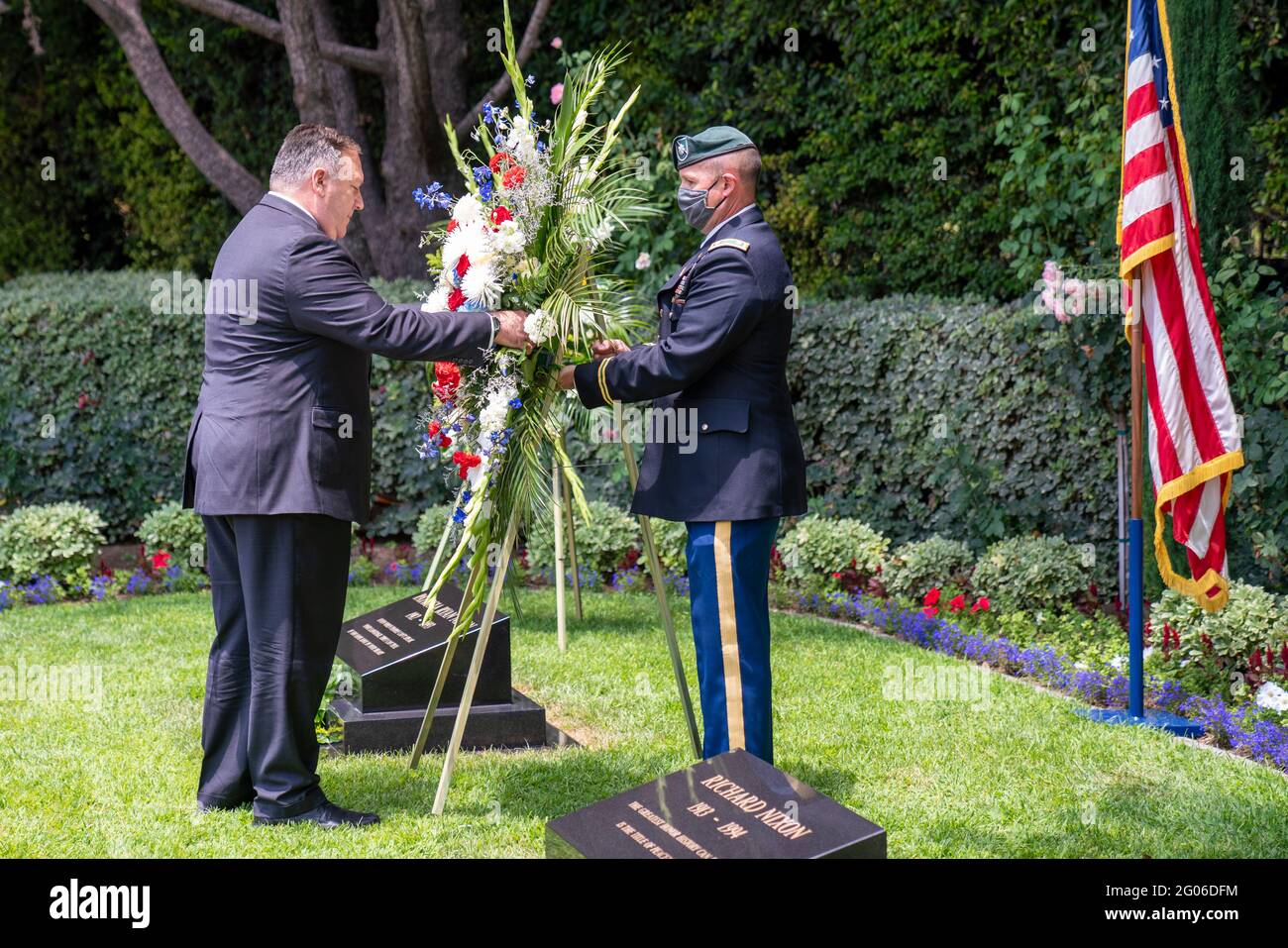 Außenminister Michael R. Pompeo besucht am 23. Juli 2020 die Gräber von Präsident Richard Nixon und der ehemaligen First Lady Pat Nixon in Yorba Linda, Kalifornien. Stockfoto