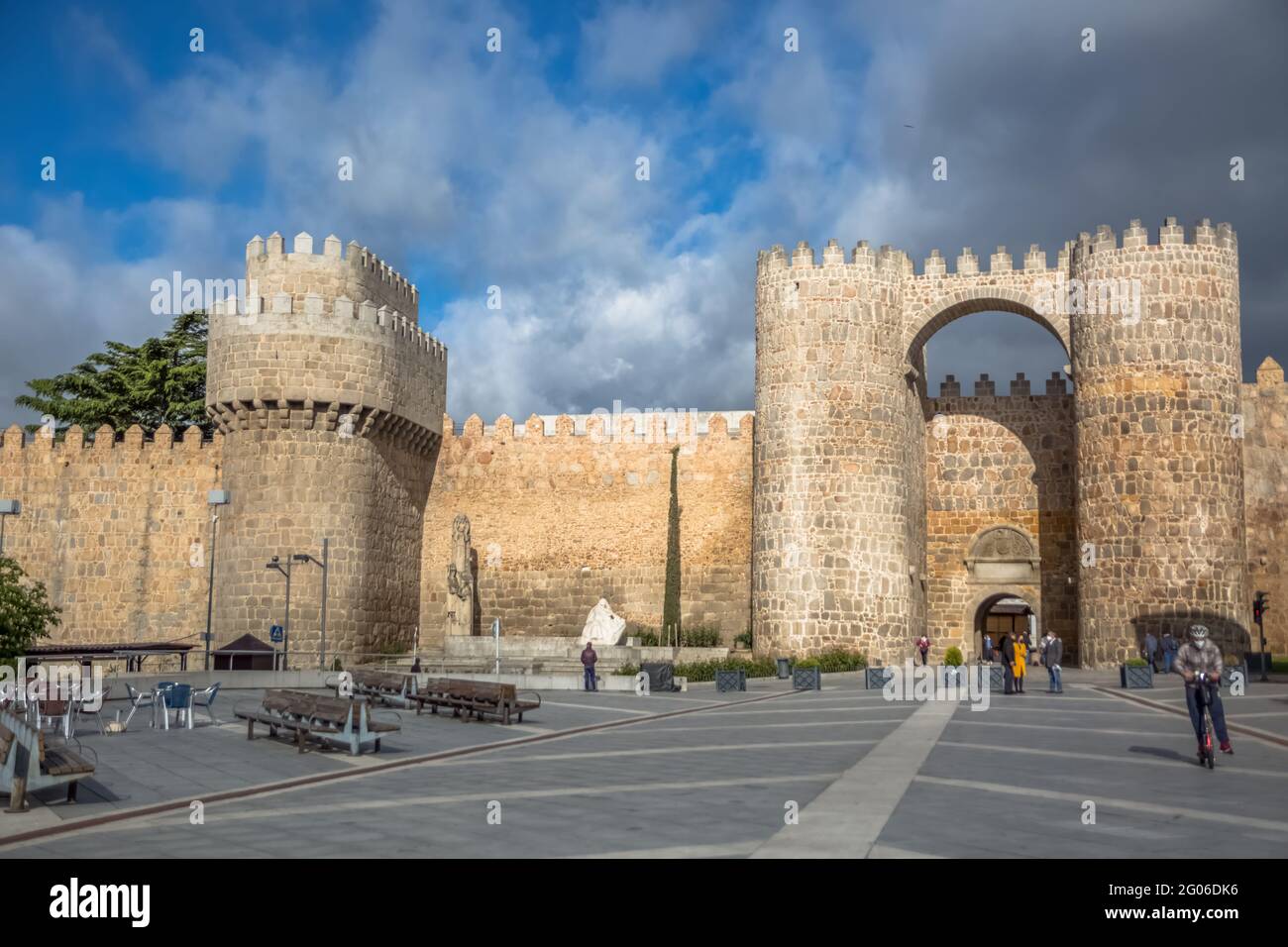 Ávila / Spanien - 05 12 2021: Blick auf die Festung Ávila und das Seitentor, Eingang zur mittelalterlichen Altstadt Stockfoto