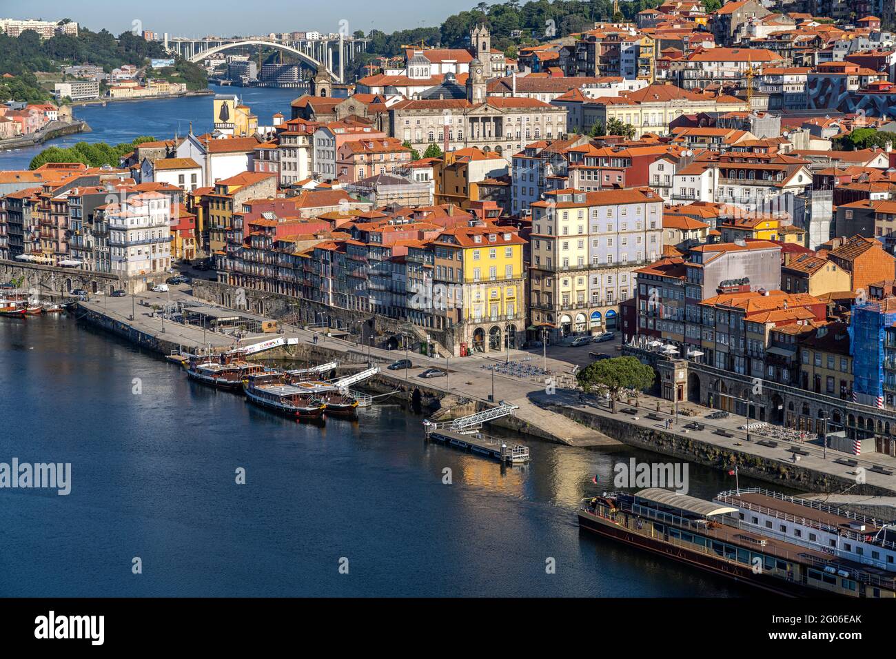 Douro Promenade Cais de Ribeira und die Altstadt von Porto von oben gesehen, Portugal, Europa Stockfoto