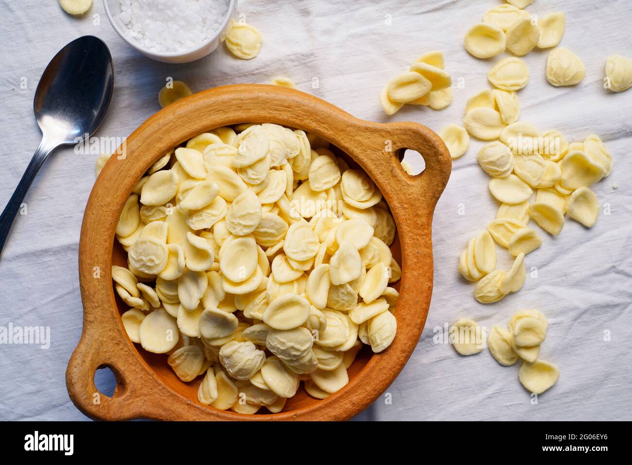 Orecchiette Pugliesi, frische Pasta aus der apulischen Küche, Apulien, Italien, Europa Stockfoto