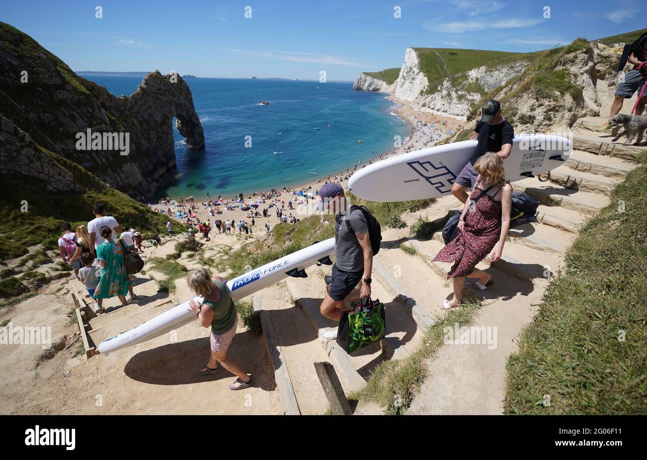 Am ersten Tag des meteorologischen Sommers machen sich die Menschen am Strand von Durdle Door in Dorset auf den Weg. Bilddatum: Dienstag, 1. Juni 2021. Stockfoto