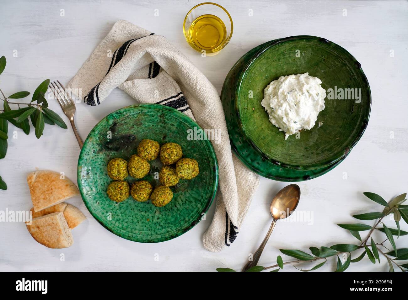 Griechische Tzatziki-Sauce mit vegetarischer Falafel und Pita, typisch griechisches Brot Stockfoto