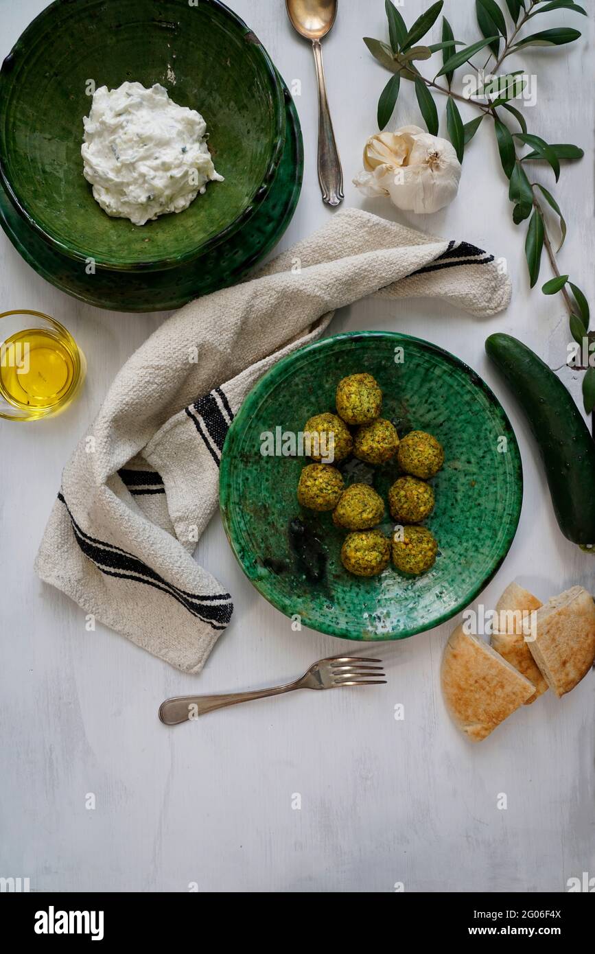 Griechische Tzatziki-Sauce mit vegetarischer Falafel und Pita, typisch griechisches Brot Stockfoto