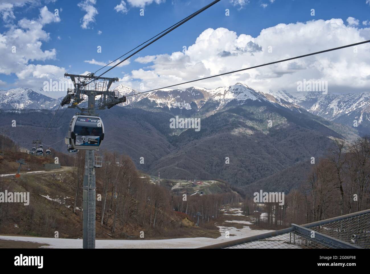 Rosa Khutor Sotschi Russland 29.04.2021 Tourist Place, Seilbahn Kabine, zum Heben von Athleten und Touristen auf die Spitze der Berge. Stockfoto