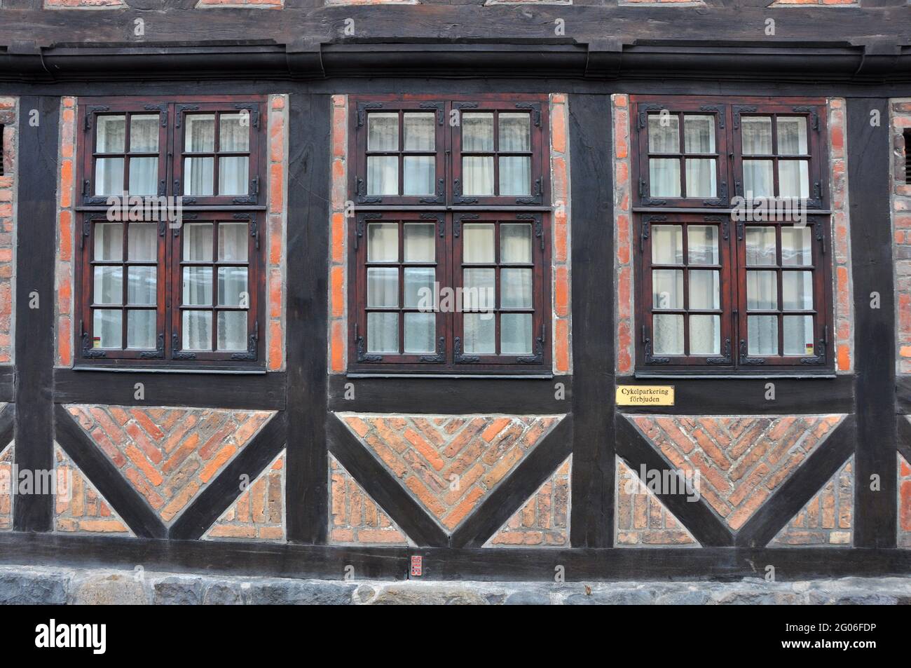 Architektonischer Hintergrund: Wand und Fenster eines Fachwerkhauses Stockfoto