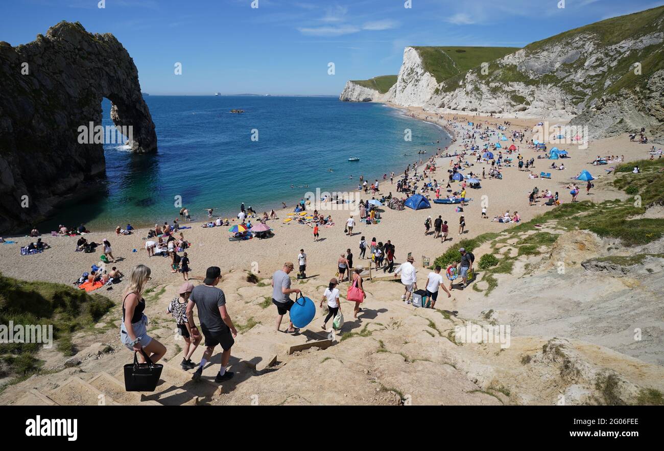 Am ersten Tag des meteorologischen Sommers machen sich die Menschen am Strand von Durdle Door in Dorset auf den Weg. Bilddatum: Dienstag, 1. Juni 2021. Stockfoto