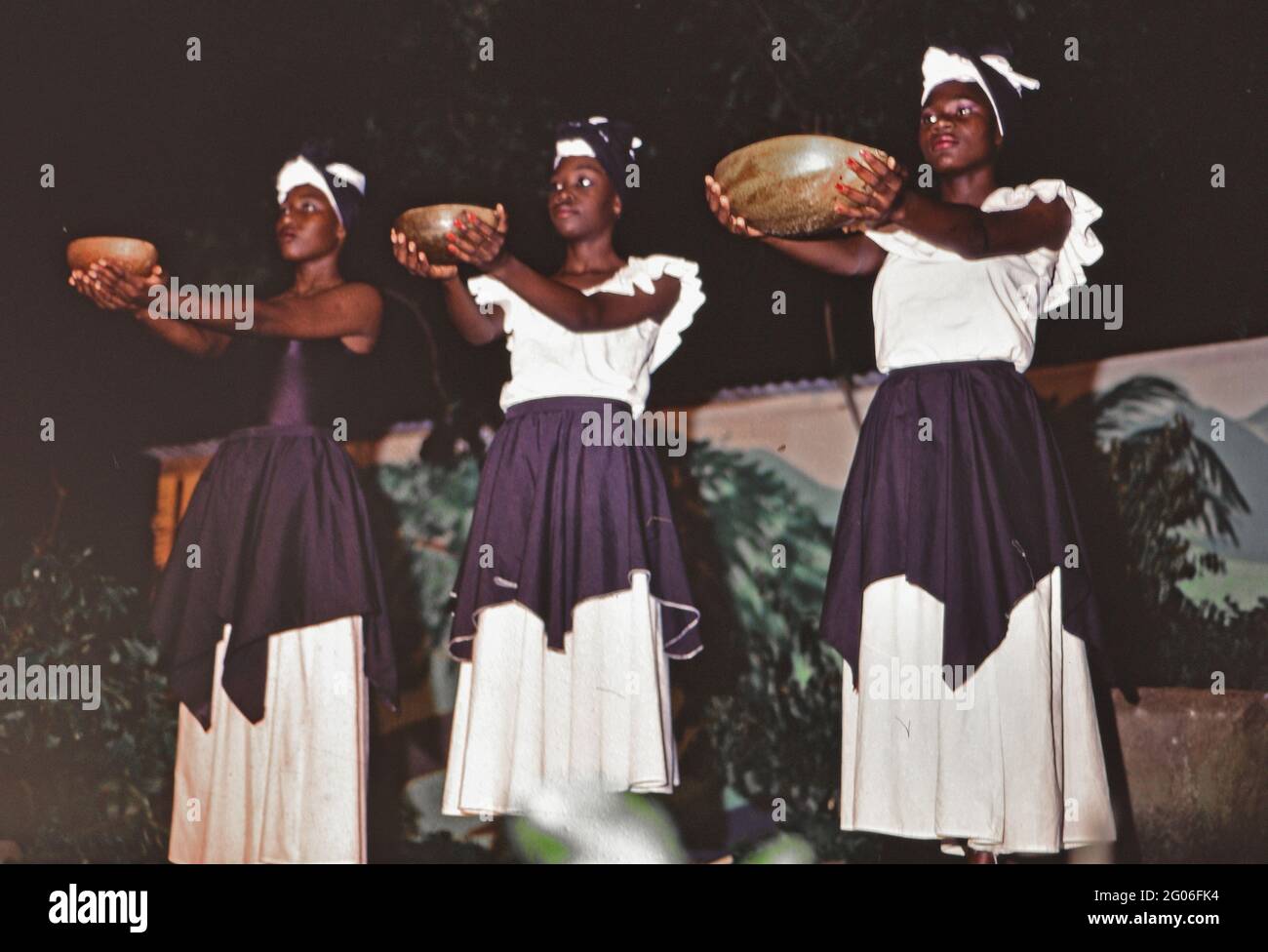 1990er Trinidad und Tobago - Tobago Heritage Festival - African Cleansing Ritual beginnt eine 'Folktales' Performance ca. 1992 Stockfoto