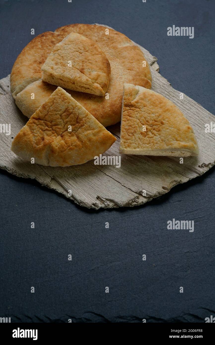 Traditionelles Brot für Puccia, Sandwich, das zur kulinarischen Tradition des zentral-südlichen Apulien gehört. Insbesondere diese Tradition ist sehr weit verbreitet Stockfoto