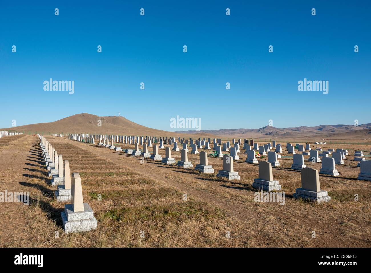 Ost- und West-Friedhofs in der Mongolei wurden von der „New Mind Group LLC“ durchgeführt. Diese können auf Reisen mit der Transsibirischen Eisenbahn gesehen werden. Stockfoto