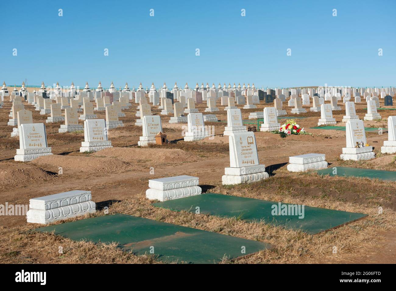 Ost- und West-Friedhofs in der Mongolei wurden von der „New Mind Group LLC“ durchgeführt. Diese können auf Reisen mit der Transsibirischen Eisenbahn gesehen werden. Stockfoto