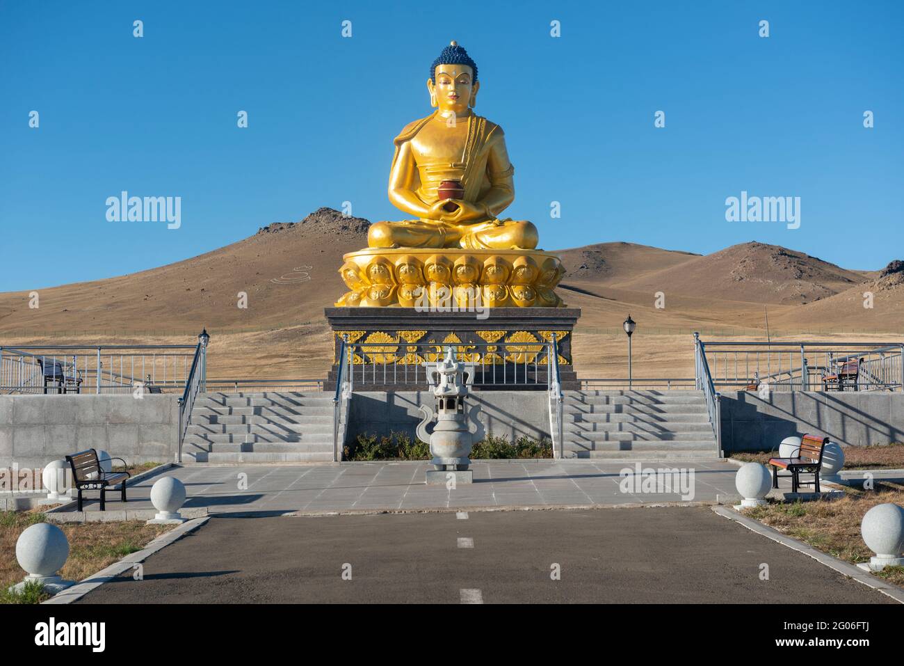 Großer Goldbuddha überblickt den mongolischen Friedhof. Kann auch auf der Steppe gesehen werden, die mit der Transsibirischen Eisenbahn fährt. Stockfoto
