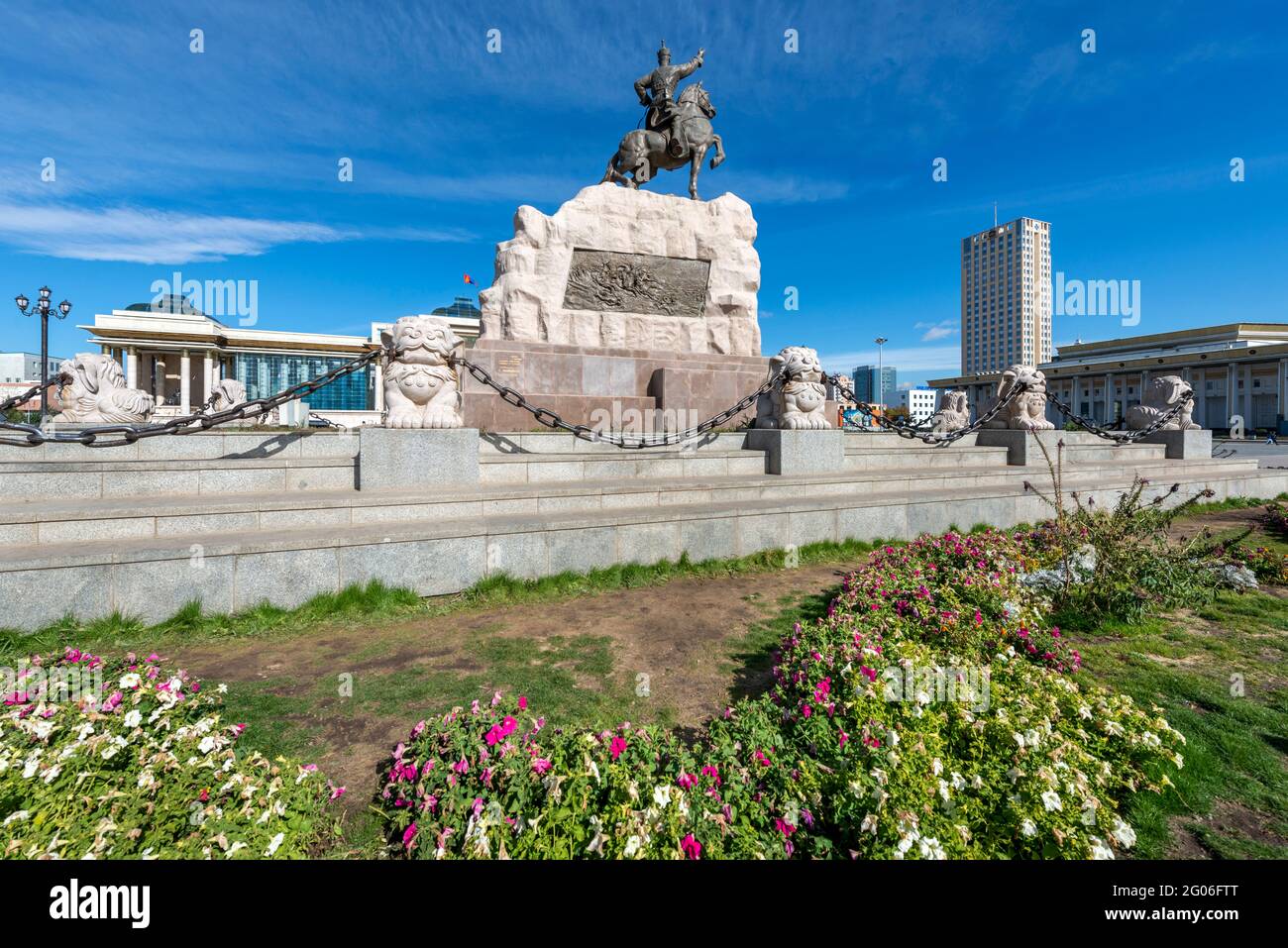 Bronzestatue von Sukhbaatar auf dem Sukhbaatar-Platz oder dem Dschingis-Khan-Platz mit dem Regierungspalast in Ulaanbaatar. Mongolei Stockfoto