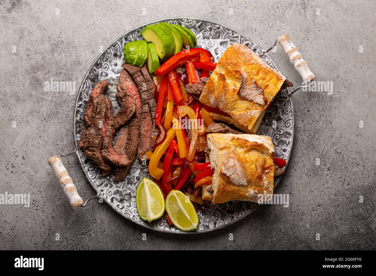 Mexikanische Fajita Sandwiches auf Steintisch von oben Stockfoto