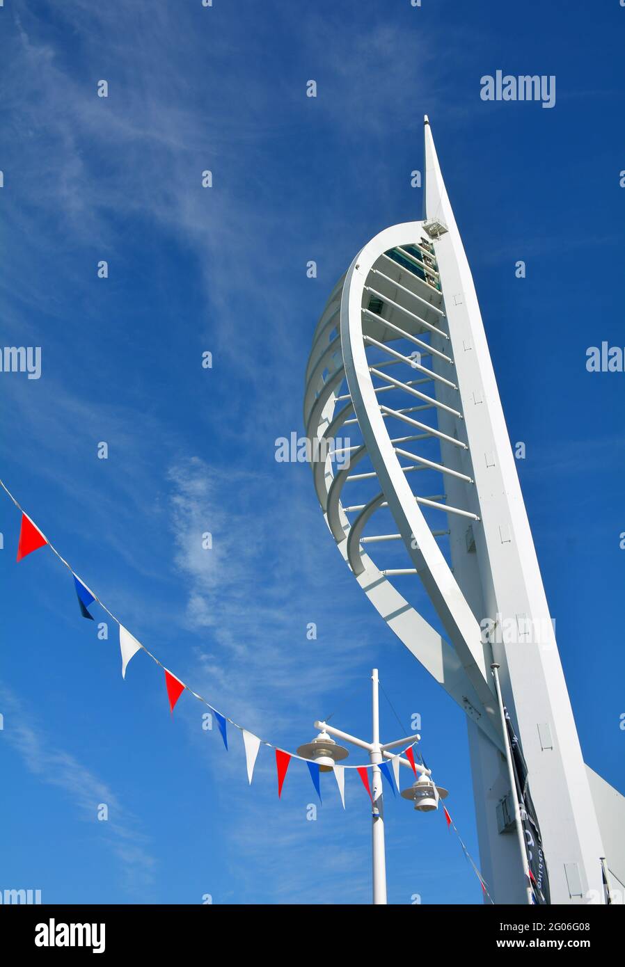 Blick auf den Spinnaker Tower in Portsmouth mit roten und weißen Fahnen im Vordergrund. Stockfoto